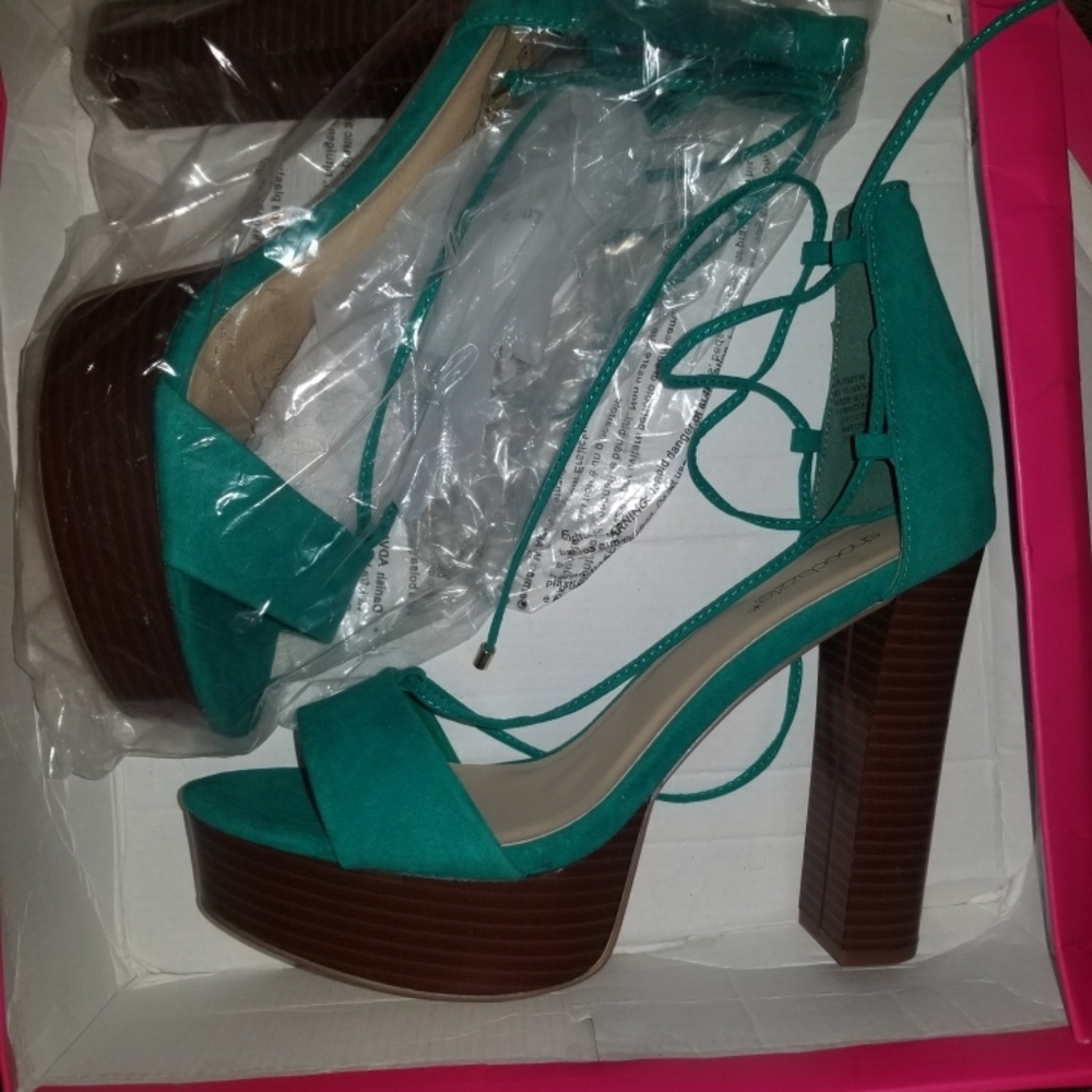 Shoes - Picture 6 of 7